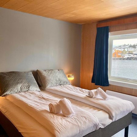 Notnes Midnattsol Guesthouse Skrova Екстер'єр фото