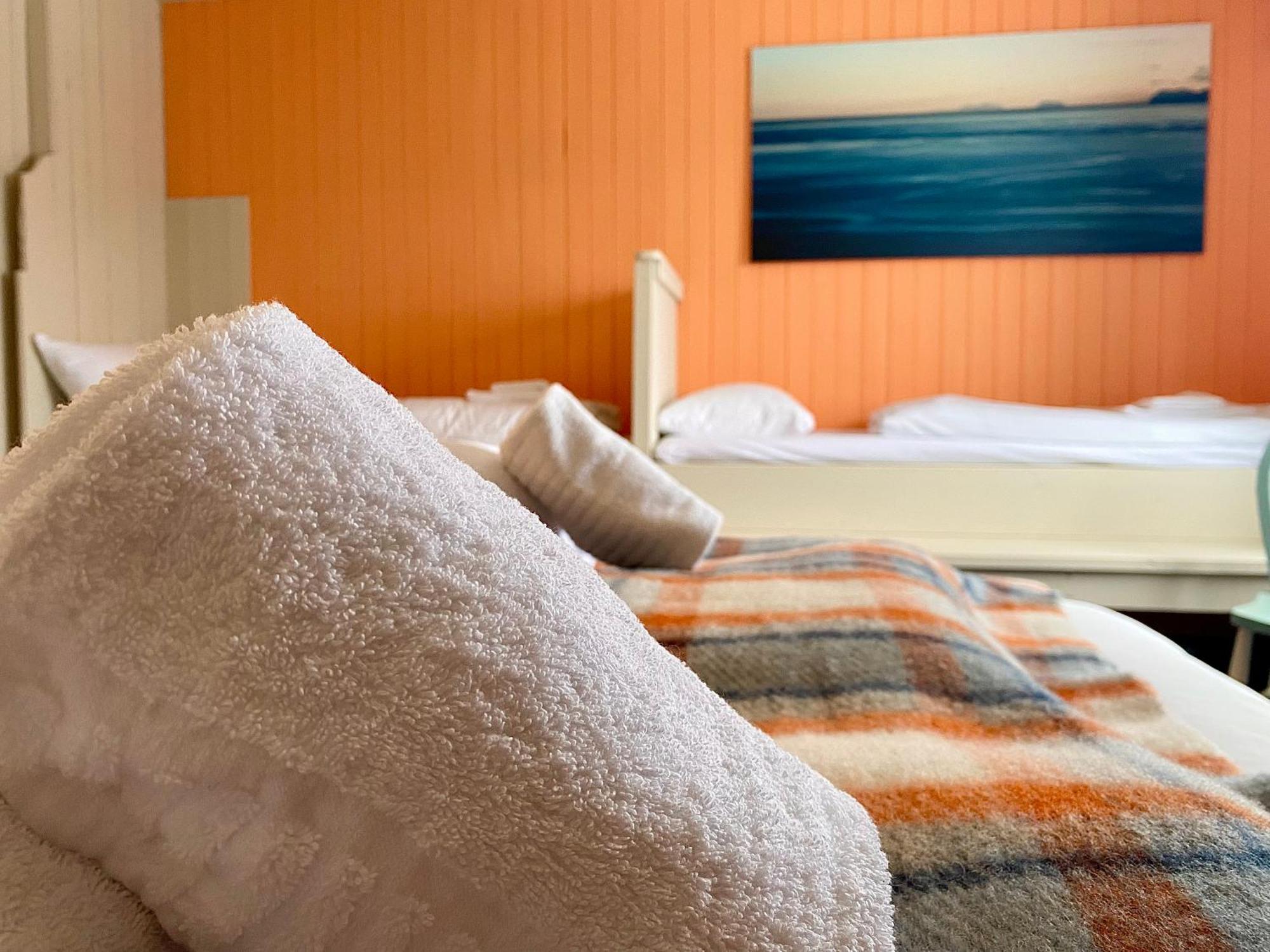 Notnes Midnattsol Guesthouse Skrova Екстер'єр фото