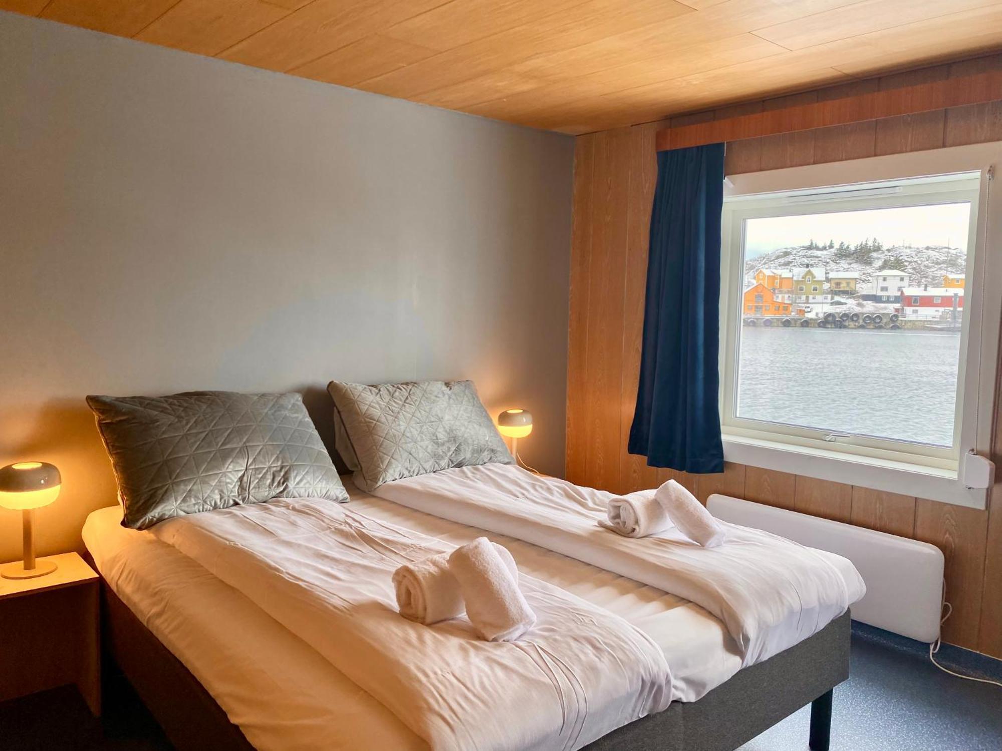 Notnes Midnattsol Guesthouse Skrova Екстер'єр фото